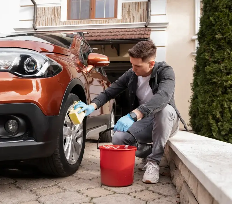 Lavage auto à domicile Saint-Maurice-la-Clouère : professionnel intervenant sur un véhicule